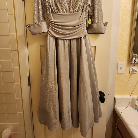 Dress - Picture 2 of 4